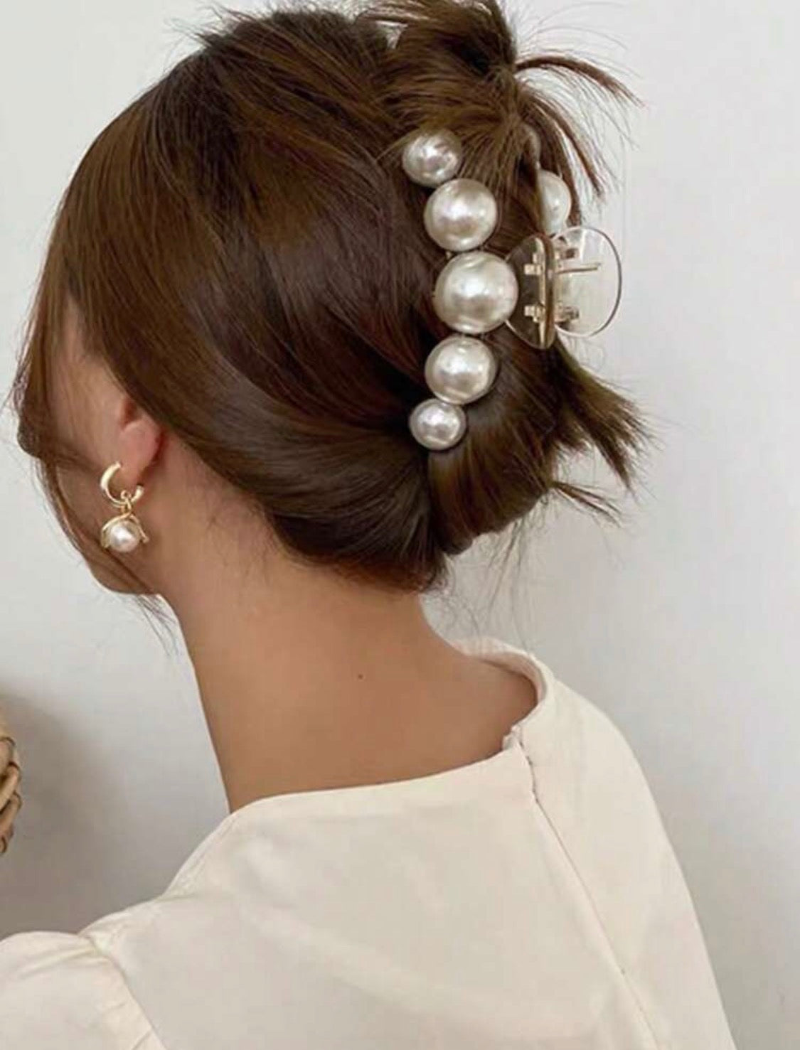 Luxe Pearl Hair Claw Clip – Elegant Statement Hair Accessory