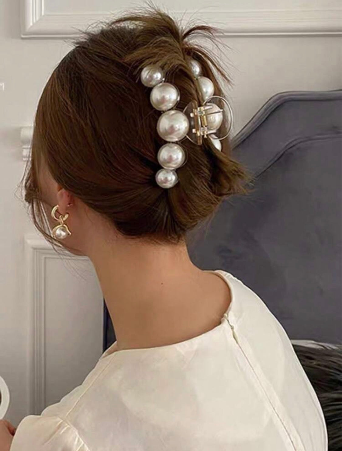 Luxe Pearl Hair Claw Clip – Elegant Statement Hair Accessory